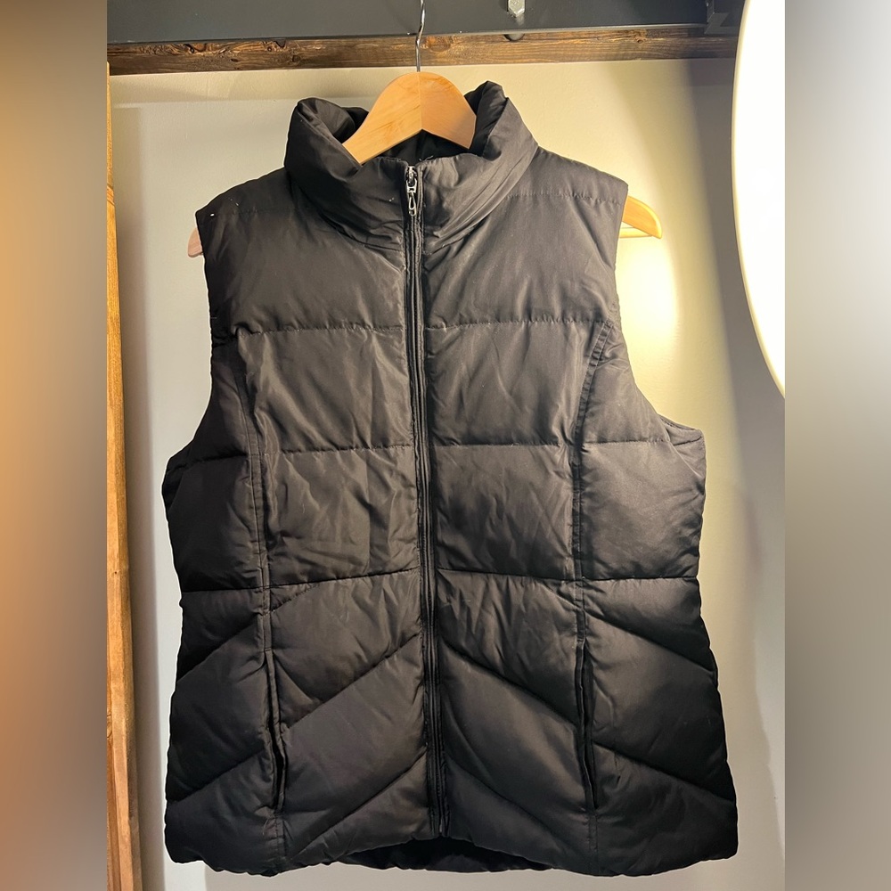 Black puffer vest size M